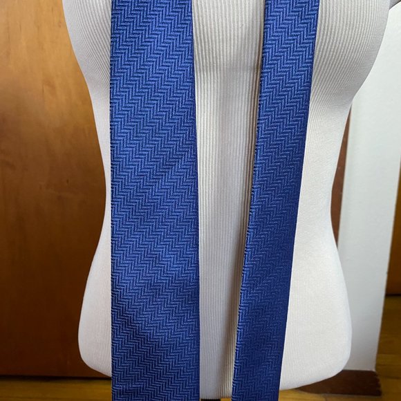 Isaac Mizrahi Tie - Men's Blue Striped Polyester Necktie Handmade in China - Picture 3 of 7